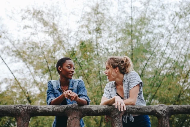 Zwei Frauen im Gespräch