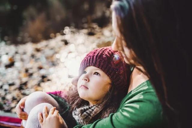 Mutter und Kind in innigem Moment